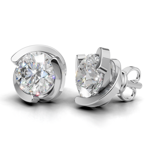 Boucles d'oreilles clous en diamant de laboratoire certifié IGI, taille ronde, monture closée, en or 18 carats, avec fermoir à vis - Product Image 2