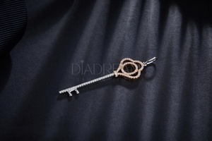 Elegante colgante de llave de diamante de moissanita de Plata de Ley 925 para mujeres y hombres corte redondo con claridad VVS chapado en oro - Product Image 2