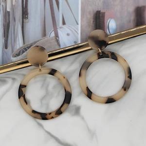 Boucle d'oreille en résine de forme personnalisée de la meilleure qualité pour la fête et le mariage disponible au prix le plus bas - Product Image 1