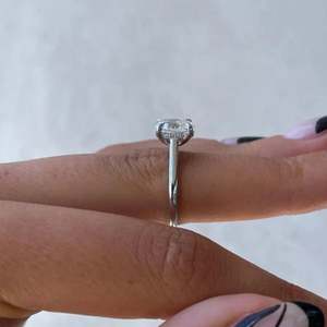 Anillo de Diamantes de Laboratorio con Certificación IGI, Claridad D-E-F VVS-VS, 2.50 Quilates, Halo Oculto, Forma Ovalada, Color D-E-F - Product Image 4