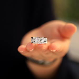 Diamant Moissanite VVS taille ronde certifié GRA or blanc 14 carats Art déco empilable à la main alliance et bague de fiançailles uniques - Product Image 1