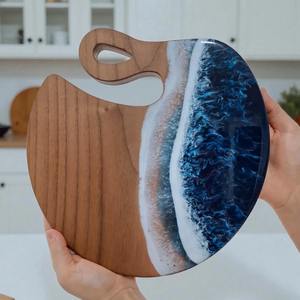 Planche à découper en bois de style océanique, planche à découper moderne en résine, idéale pour offrir en cadeau et pour un usage domestique, vente en gros en provenance d'Inde - Product Image 1