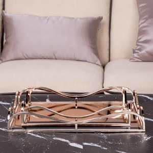 Bandeja de Servicio de Lujo de Diseño Curvo de Metal Hecha a Mano Moderna y Ecológica de Primera Calidad, Apta para Lavavajillas, para Baño, Tocador y Hogar - Product Image 6