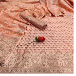 Sarees de seda de brocado feitos de tecidos de seda pura disponíveis em cor laranja clara e motivos design e padrões