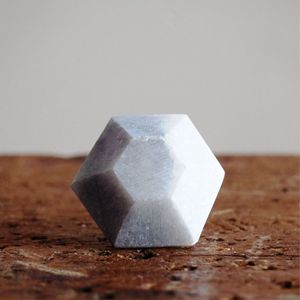 Boutons en marbre blanc Forme triangulaire Boutons en marbre les plus vendus avec taille de forme de couleur personnalisée Fabriqué en Inde Article - Product Image 1