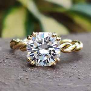 Impresionante anillo de bodas de moissanita con corte de cojín de 1,5 CT con diseño de cuerda retorcida en oro amarillo de 10K para mujer - Product Image 1
