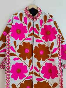 Veste florale bohème Suzani, faite à la main, brodée, longue veste en coton Suzani, veste longue artistique, vêtement unique de style bohème pour festival - Product Image 2