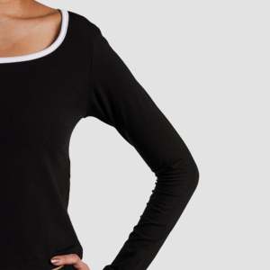 Crop top noir ajusté en jersey respirant en coton et élasthanne, vêtement décontracté avec logo et lettres décoratives pour l'été - Product Image 5