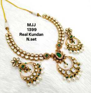 Ensemble Kundan de mariée à la mode avec détails personnalisés conçus pour les boutiques axées sur les bijoux ethniques de qualité supérieure aux meilleures offres - Product Image 6