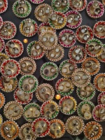 Assiette artisanale élégante en bois pour Haldi Kumkum Roli, design traditionnel multicolore, pour mariages Jaipurios, Diwali, Mehandi et décoration intérieure