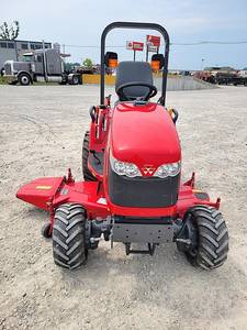 Compre un tractor Massey Ferguson GC1705 4WD de 23 hp de color rojo para trabajos multipropósito. - Product Image 6