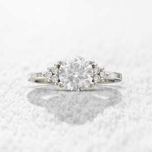 แหวนเพชรโมอิสซาไนต์ทรงกลมหรูหรา ทองคำขาวเหลือง 10K สำหรับงานหมั้นและงานแต่งงาน ผู้ส่งออกเครื่องประดับชั้นดี - Product Image 1