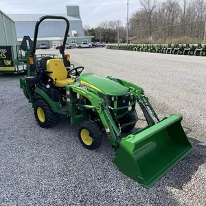 Tracteur agricole compact John Deere 2038R avec chargeur frontal, transmission par engrenages 4x4, vert et jaune - Product Image 2