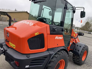 Chargeuse sur pneus Kubota abordable, diesel, 4 roues motrices, avec un moment de charge élevé, prête à être expédiée. - Product Image 4