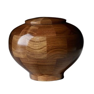 Urne funéraire personnalisée en bois naturel pour cendres d'adultes, design durable, pour services funéraires et crémations - Product Image 1