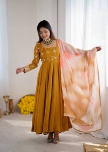 Vestido Étnico de Moda para Mujer en Seda Gruesa con Bordado Enriquecido y Diseño Completamente Abullonado - Product Image 2