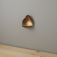 Portavelas de Pared de Hierro con Recubrimiento en Polvo Dorado, Diseño Artístico Moderno y Lujoso, Hecho a Mano, Personalizable con Logotipo