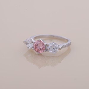 Anillo de compromiso de lujo con tres piedras de diamantes rosas y blancos en oro blanco y oro rosa de 14 quilates, corte redondo. - Product Image 6