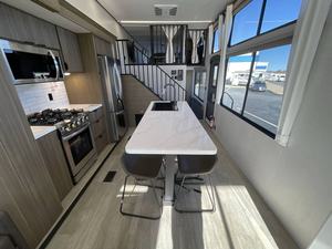 Precio de Liquidación 2024 2025 Remolque Forest River Salem Villa Grand 42VERANDA en Venta Precios de Mayoreo para Todas sus Aventuras - Product Image 2