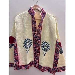 Chaqueta de algodón Suzani bordada a mano en color marfil con bordes índigo y vino. - Product Image 3