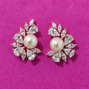 Pendientes Clásicos con Circonita Cúbica con Corte Princesa y Baño de Rodio sobre Latón para Mujer, de Kanhai Jewels, para Aniversario - Product Image 3