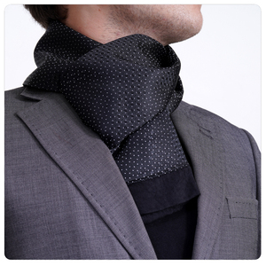 Écharpe noire double face exclusive Exve avec motif géométrique argenté, accessoire tricoté AE3471 - Product Image 1