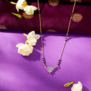 Mangalsutra Moderno con Diamantes y Oro de Flora's Touch para Mujer - Joyería Coleccionable Cultural - Product Image 5