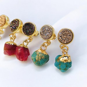 Boucles d'oreilles pendantes en pierre brute de druzy et d'améthyste - Boucles d'oreilles de naissance - Boucles d'oreilles à breloques faites à la main - Product Image 4