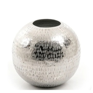 Vases à fleurs en aluminium à la recherche d'argent finition antique Vases à fleurs avec des vases en métal pour la décoration de la maison artisanale - Product Image 5