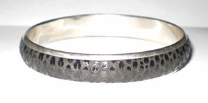 Brazalete de Cobre Delgado de Lujo con Patrón de Piel de Serpiente Negra para Mujer, Brazalete de Moda con Estampado Animal, Texturizado, Elegante, en Tono Plateado - Product Image 2