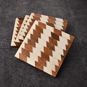 Posavasos de madera con patrones de rayas diagonales multicolores, un juego cuadrado moderno, disponible a precios de mayoreo. - Product Image 3