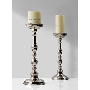 Lot de 2 bougeoirs pilier en métal design pour la maison et la décoration de table de Noël Piliers de bougies plaqués argent - Product Image 1