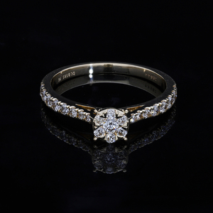 Anillo de compromiso de diamante natural de oro amarillo clásico de 14 quilates con centro de racimo redondo y banda de diamantes pavimentada para una elegancia atemporal - Product Image 2