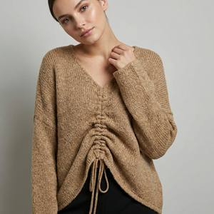 Suéter de punto holgado con cuello en V y escote fruncido, 18% lana - Product Image 3