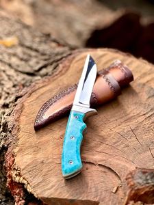 Couteau de chasse artisanal en acier au carbone avec lame partiellement dentelée, manche en résine, étui en cuir, léger et durable - Product Image 3