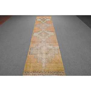 Tapis turc vintage, tapis de 2,7 x 11,8 pieds, tapis jaune à bordures - Product Image 1