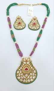 Collier pendentif Kundan de qualité supérieure avec pierres vertes et boucles d'oreilles Bijoux élégants pour femmes pour des fonctions culturelles et festives - Product Image 2