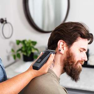 Tondeuse professionnelle sans fil pour barbe et poils du corps, longue autonomie, lame en céramique, étanche IPX7, prise US, version française - Product Image 1