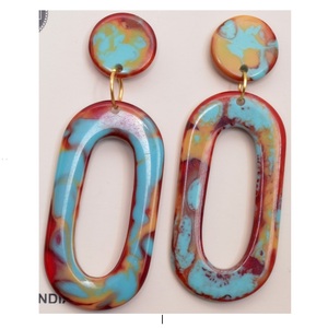 Pendientes de moda de resina de color personalizados lujosos hechos a mano brillantes altamente pulidos de alta calidad para mujeres de la India. - Product Image 3