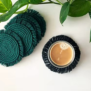 Dessous de verre rond en macramé avec une texture bohème confortable et une palette neutre adaptée à un décor à thème naturel ou à un usage quotidien - Product Image 1