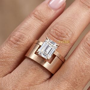 Anillo de compromiso de oro de 18 quilates con corte esmeralda y banda ancha, joyería de lujo de diseño. - Product Image 1
