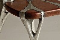 Ensemble de meubles en bois d'acajou et aluminium moulé, design unique avec découpe sous le plateau, tables basses latérales Art Déco faites à la main, style artistique pour la décoration intérieure