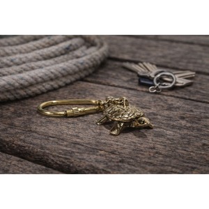 Llavero de Felpa con Forma de Tortuga de Latón - Product Image 1