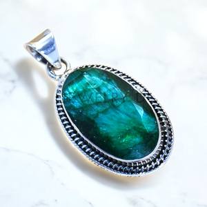 Dijes Hechos a Mano de Plata de Ley 925 con Esmeralda Natural, Precio al por Mayor, Joyería Fina de Plata - Product Image 2