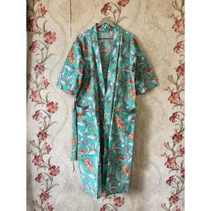 Kimonos en coton tissé faits à la main, peignoirs artisanaux de style vintage avec motifs animaliers, vêtements d'intérieur doux pour les familles - Product Image 1