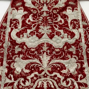 Vestimenta Litúrgica de Lujo en Terciopelo Rojo con Bordado a Mano en Hilo Plateado, Túnica para Sacerdote, Sotana para Clérigo - Product Image 3