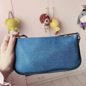 กระเป๋าสะพายไหล่ยีนส์แฟชั่นทันสมัยสำหรับทุกเพศทุกวัย ดีไซน์เก๋ กันน้ำ ทนทาน ใช้ได้ทุกวัน มีซิป ความจุ 1 ลิตร ซับในโพลีเอสเตอร์ พร้อมโลโก้ - Product Image 1