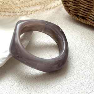 Bracelets en résine transparente de luxe faits à la main avec des inserts botaniques comme des roses, des feuilles et des perles, accessoires de mode artistique - Product Image 4