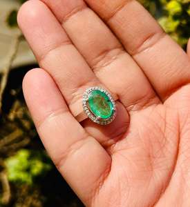 แหวนค็อกเทลเรียบง่าย ชุบโรเดียม ประดับมรกตธรรมชาติทรงกลมเจียระไนแบบบริลเลียนต์ ตัวเรือนเงินแท้ 925 - Product Image 1