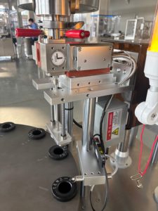 Machine de remplissage semi-automatique pour gloss et mascara avec bouchage servo - Remplisseur rotatif à moteur DD avec valve céramique et auto-nettoyant - Product Image 4